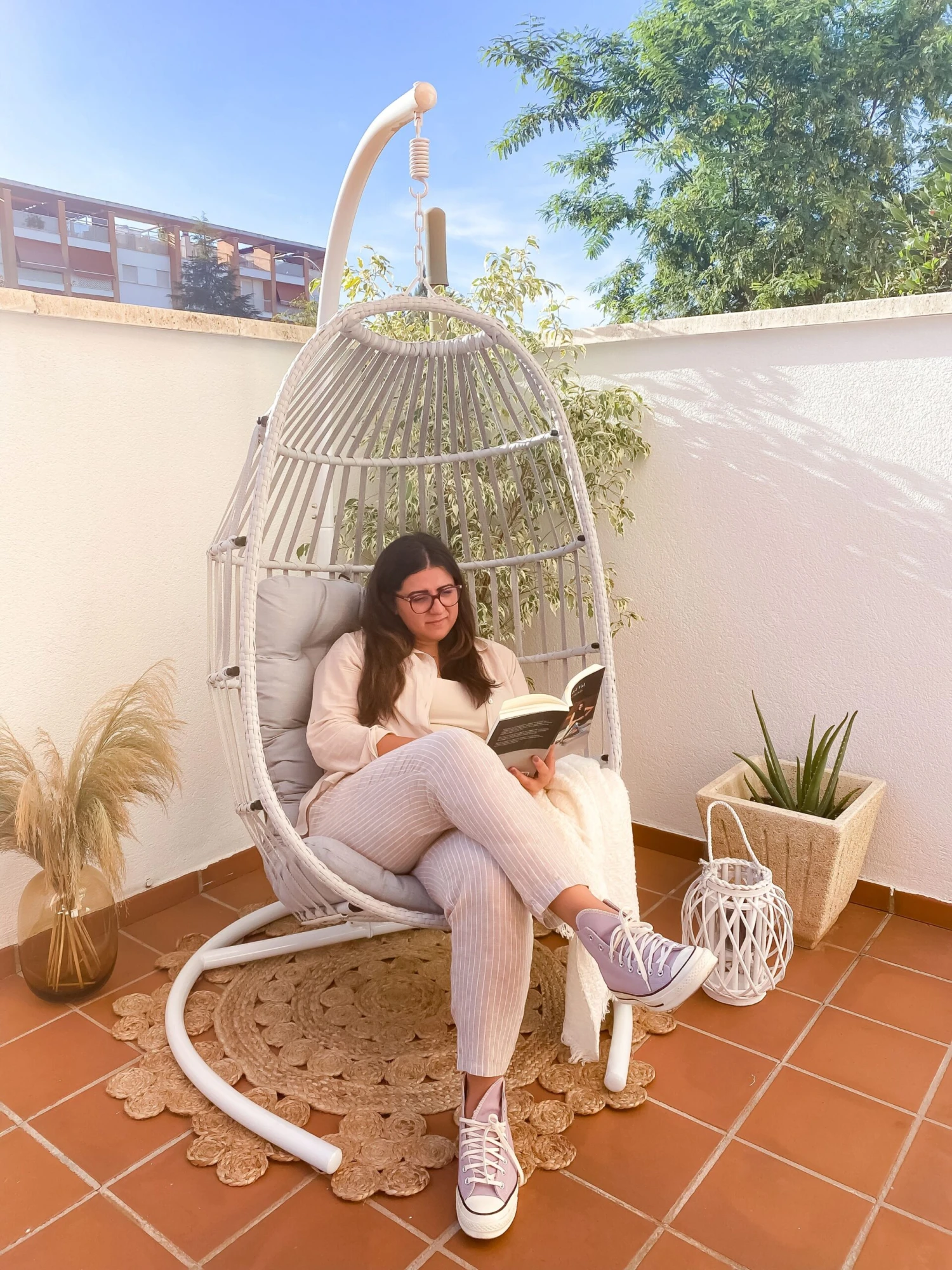 PE Rattan Hanging Chair With Stand Light Grey SESIA - Image 4